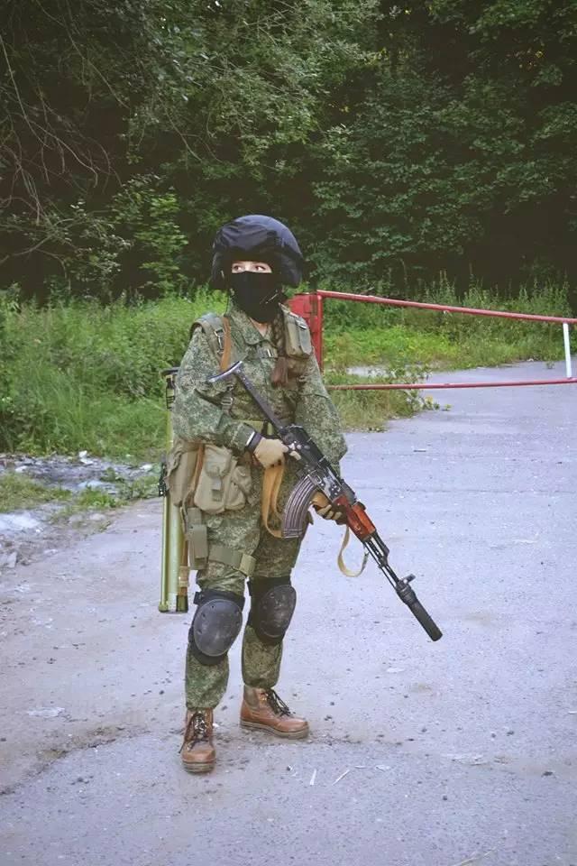 睡在枪堆里的俄罗斯美女军迷