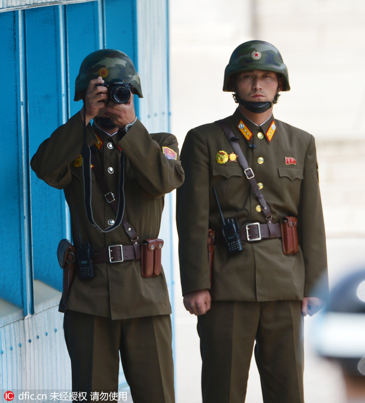 韩美联军新司令视察板门店朝鲜士兵靠近拍照