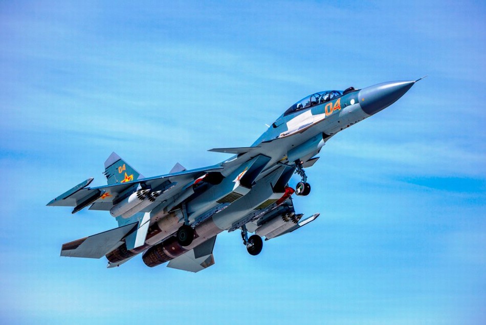 7 某国重型战机涂装神似解放军