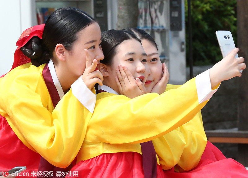 3 韩国举办传统成年礼 美少女穿韩服忙自拍