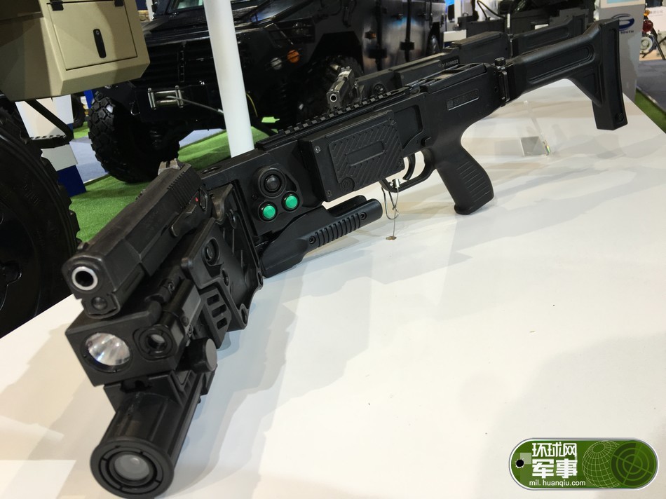 细看国产拐弯枪造型挺奇特