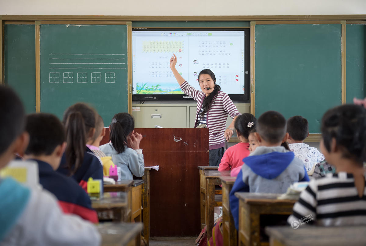 安徽"拄拐老师"回乡教书 坚守讲台18年