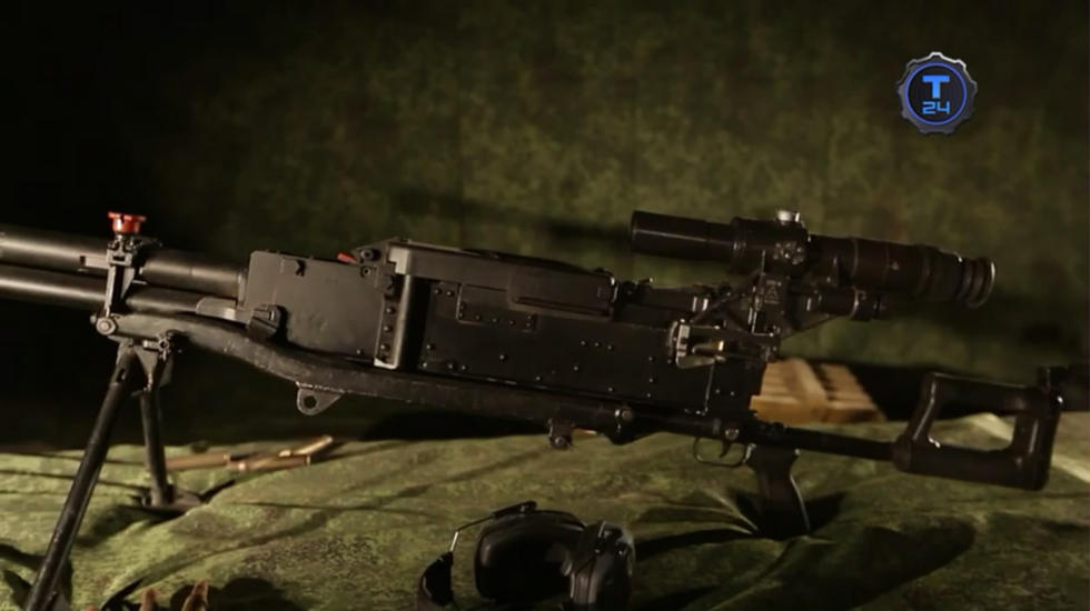 俄罗斯电视台邀请身材火辣的美女试射俄军kord科尔德12.