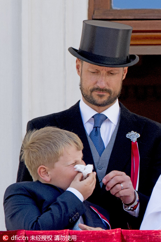 挪威国庆日小王子挖鼻孔打哈欠小动作不断