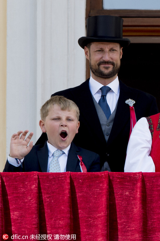 挪威国庆日小王子挖鼻孔打哈欠小动作不断