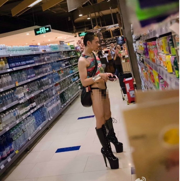 深圳超市惊现异装男 网友直呼:保安在哪里