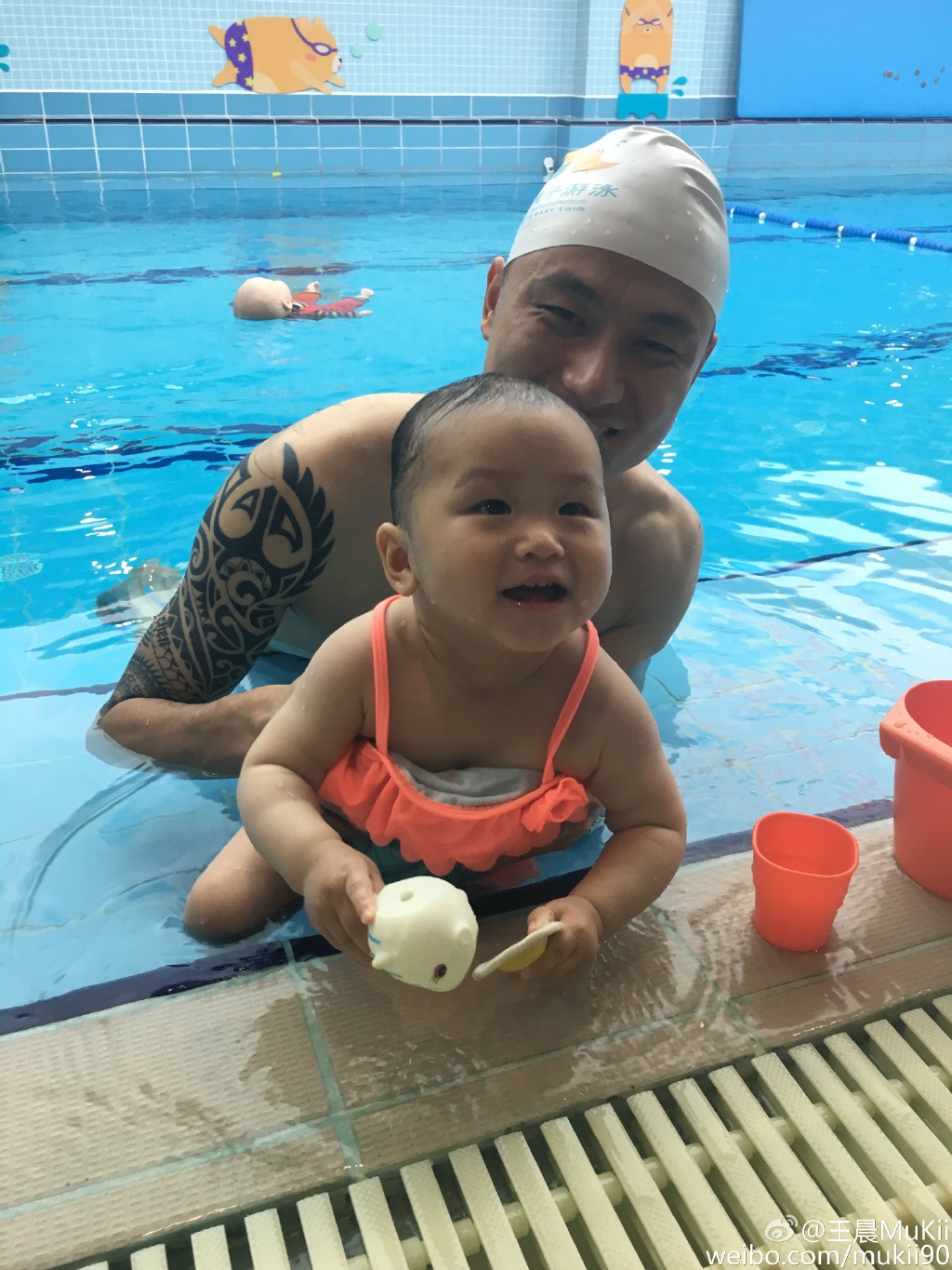 王晨把闺女抱走   王晨把闺女抱走   郜林陪女儿游泳   父爱满满