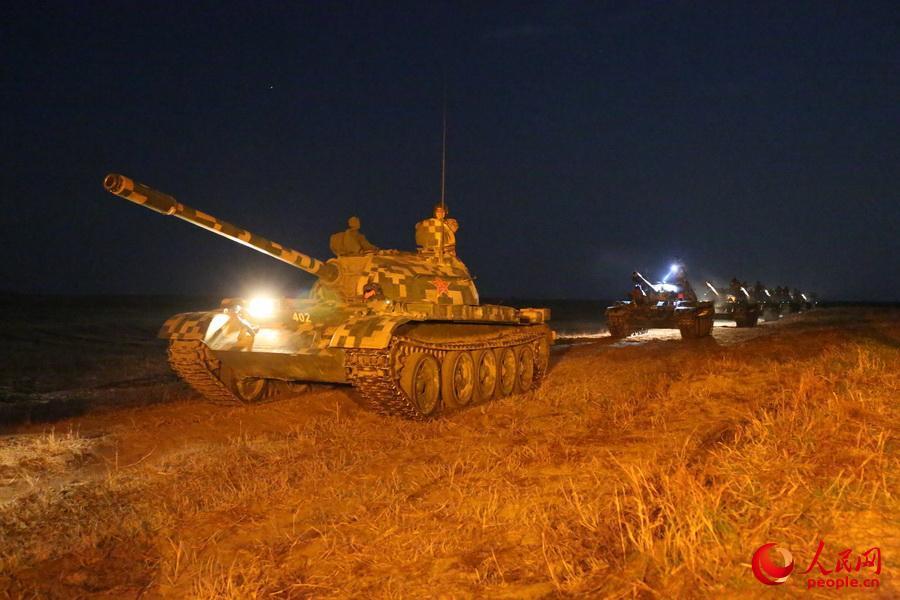 解放军换装新版"荒漠迷彩"