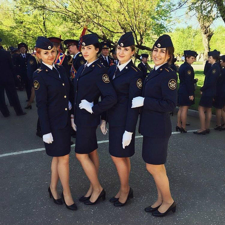 俄罗斯妹子穿军装就是美