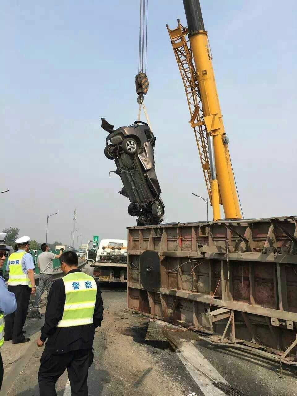 5月20日中午,北京五环路上,一辆运送巨型佛像的大车侧翻,砸扁隔壁