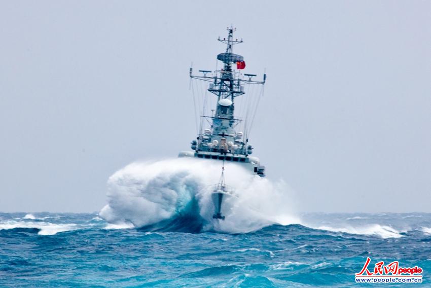 海军052d舰舰艏被淹穿浪勇进