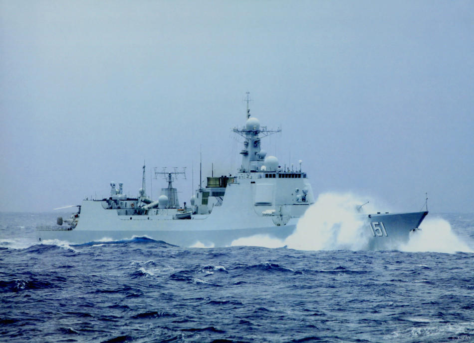 052c驱逐舰测试破浪前行