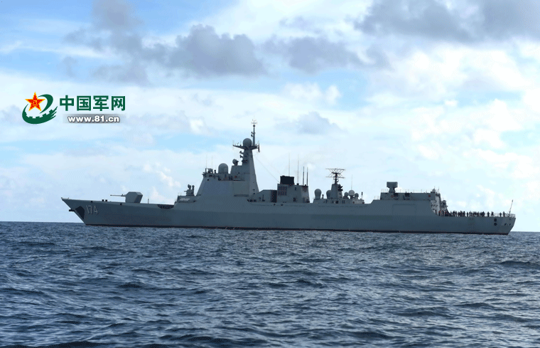 海军最新型导弹驱逐舰合肥舰(舷号174)在对抗演练中.