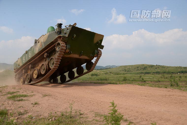 4 解放軍空降兵戰車下水當船開