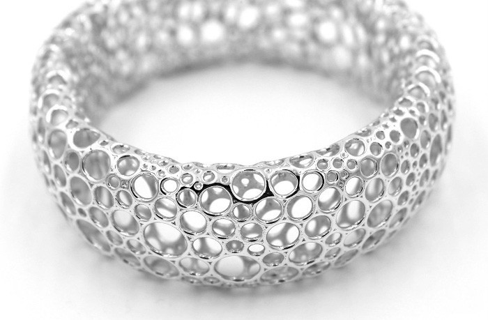 这串3d打印的首饰怎么看上去都是有鞋子组成的呢.