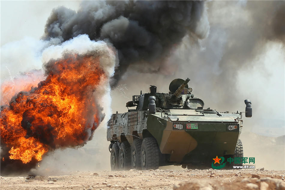 8 轮式突击炮感受真实硝烟战场环境
