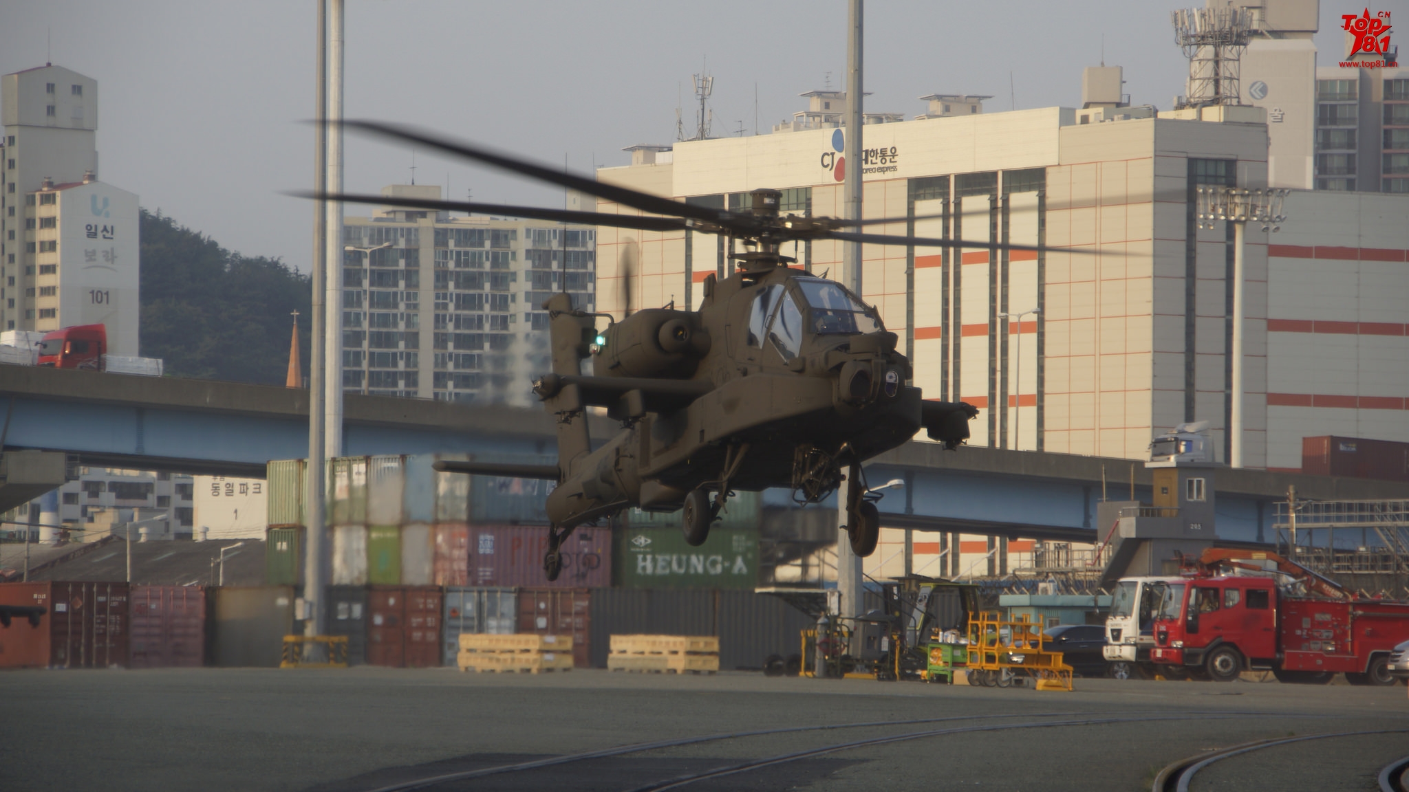 韩国购买的ah64e长弓阿帕奇直升机首批到货.