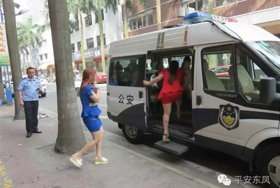 中山扫黄捣毁3个淫窝被抓女子长发掩面