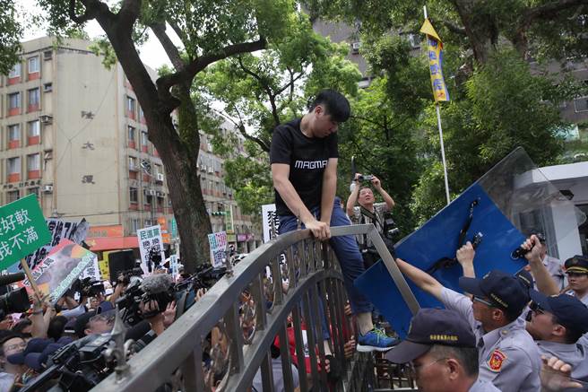 有抗议的民众已经急不可耐的要翻过围墙,冲入"立法院"(图片来源:"中时