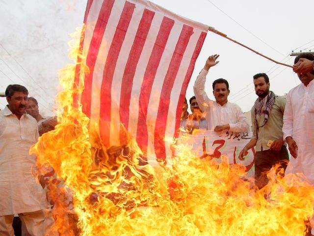 巴基斯坦民众焚烧美国国旗,抗议美军无人机空袭.