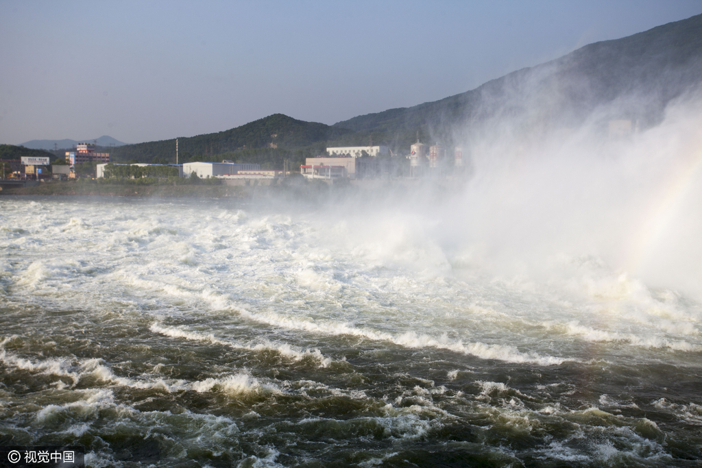 4日,吉林省吉林市松花江上游丰满水电站西侧导流洞开闸泄洪,波涛汹涌