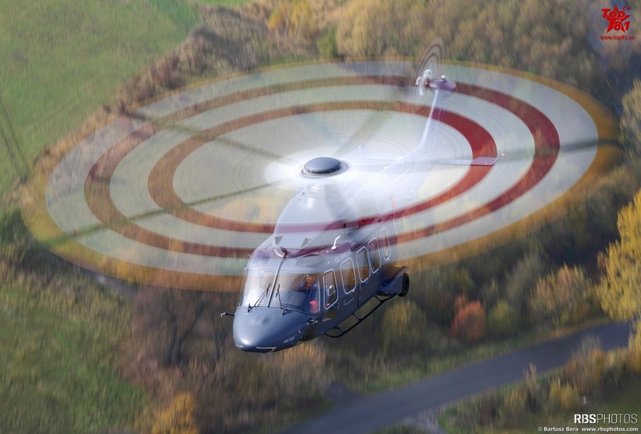 实拍直升机螺旋桨"画圈圈"