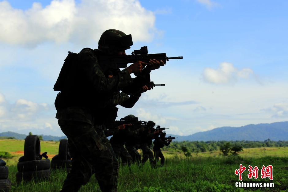 海军陆战队女兵试用泰军枪械