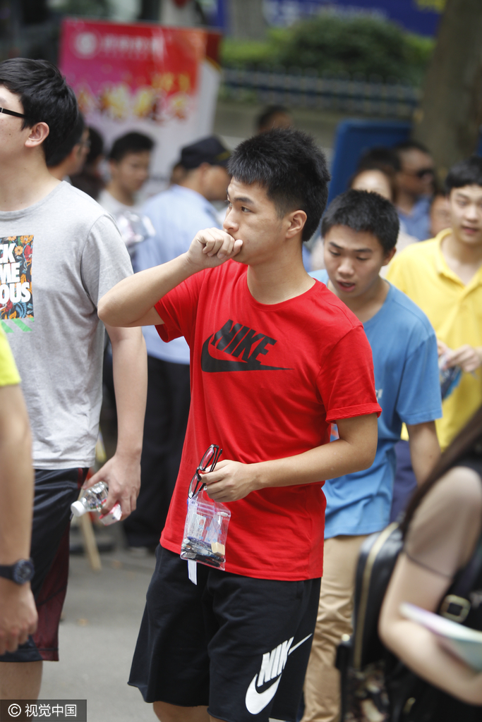 2016年6月7日,长沙雅礼中学考点,不少高考学生都穿了耐克的t恤赶考.