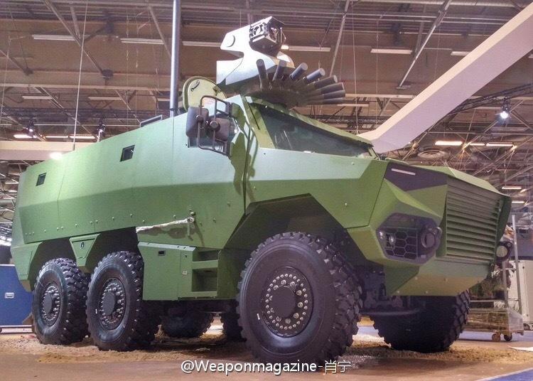 法国警察将多名抗议者控制后带离.