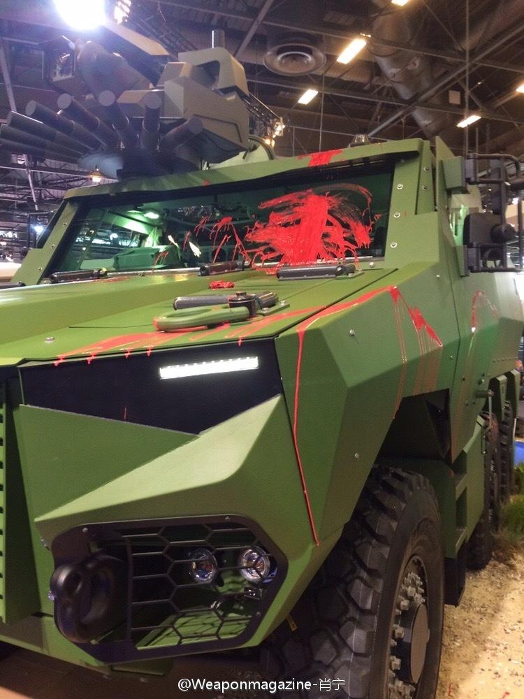 抗议被波及的还有今年初次露面的格里芬装甲车,它将是未来法国地面