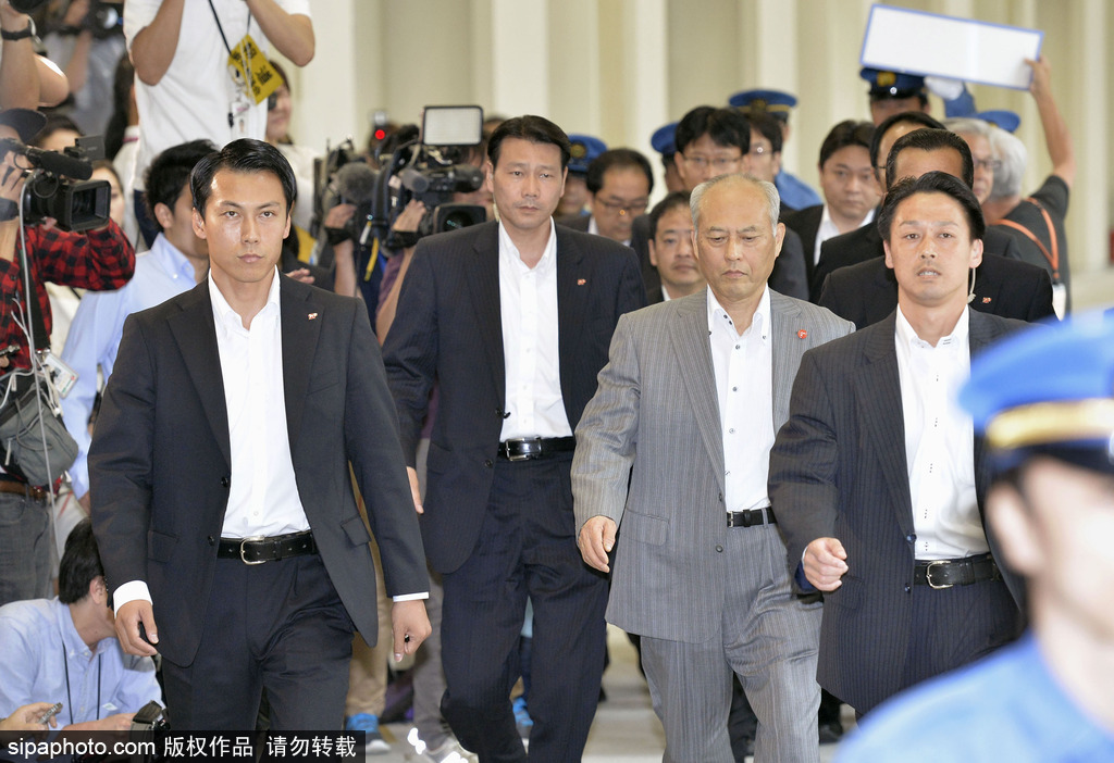 东京都知事公款私用黯然下台