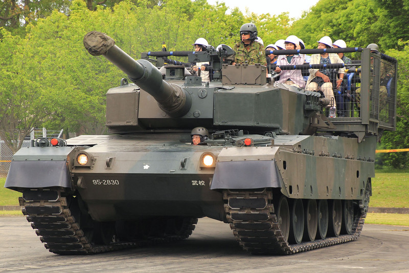 2016年6月,在日本长冈,90式和10型主战坦克作为日本自卫队炮兵学校