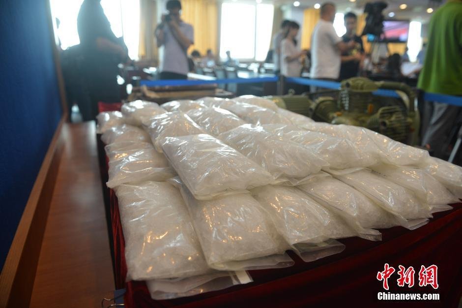 快递员举报毒品获奖30万带面具领奖