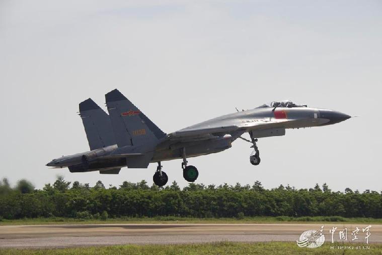 中国空军网(吕世强,庞博)6月13日晚9时,南方沿海某机场灯火通明