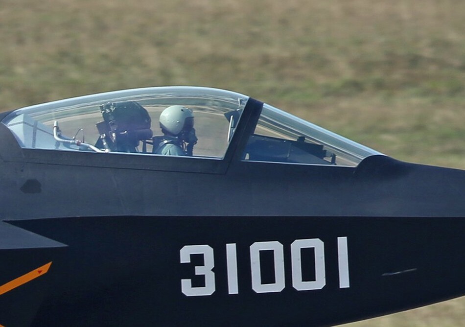 歼-31驾驶舱细节特写,飞行员及其所被佩戴的飞行头盔清晰可见.