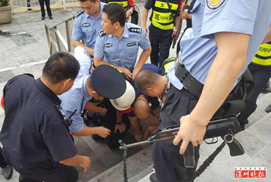 深圳男子持刀挟持过路女子 警方20分钟解救人质