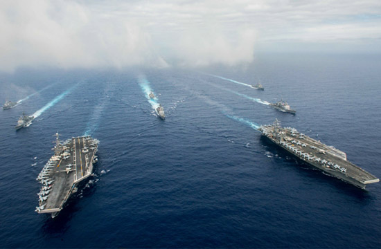 美军组成双航母编队展示武力