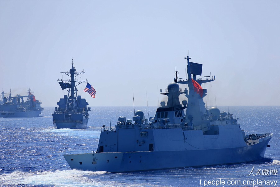 中美军舰举行编队战术机动演练
