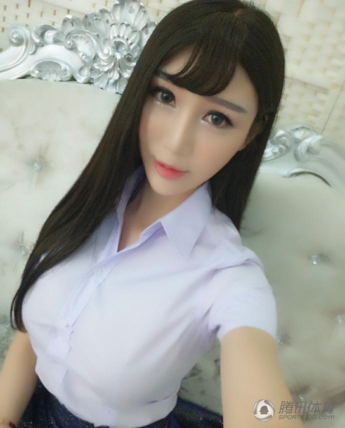 赛车宝贝晒性感私照 称:做人要敞开"心胸"