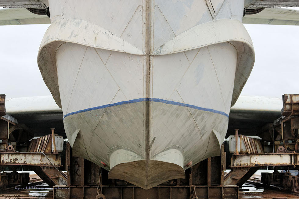 底部特写.从底部看上去,它更像是一条船,而不是像架飞机.