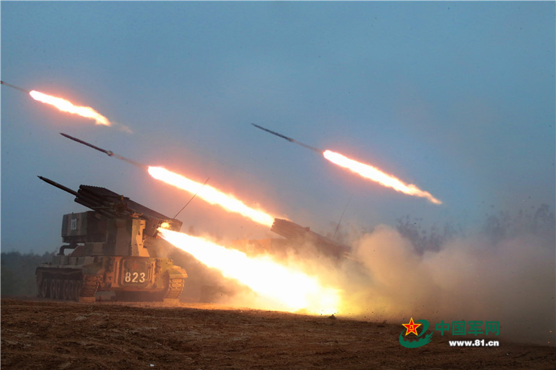 2015年10月7日,陆军某炮兵团在生疏地域组织实弹射击演练,锤炼部队