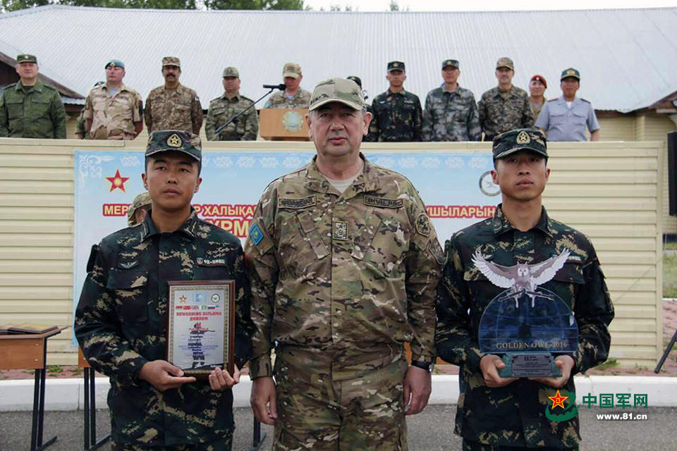 参赛队领队胡宪春副处长鼓励狙击手再接再厉.