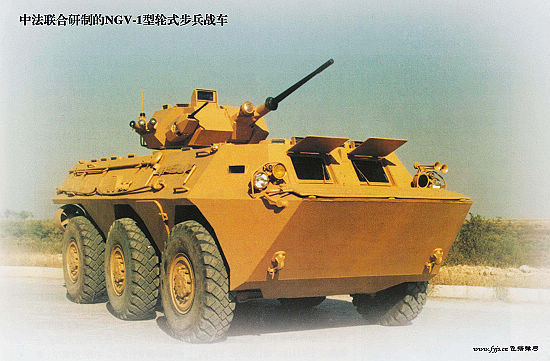 64式轮式装甲运兵车.