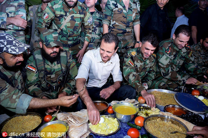 叙利亚总统阿萨德访问前线 与士兵共进开斋饭