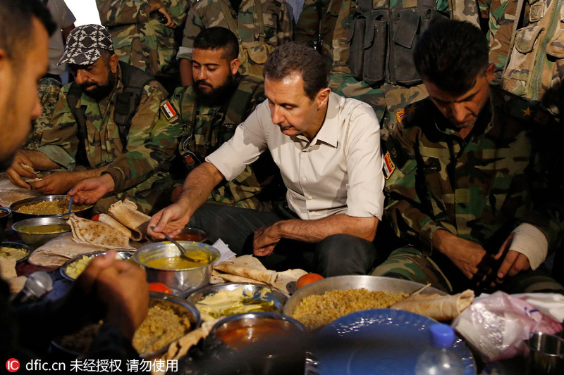 6 叙利亚总统阿萨德访问前线 与士兵共进开斋饭