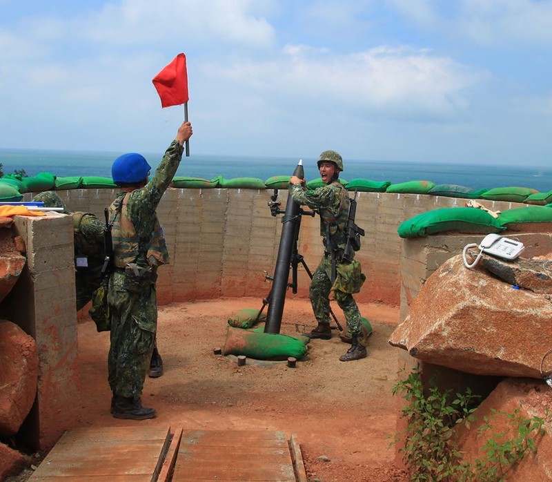 6 台军实弹射击70岁老炮还在坚持