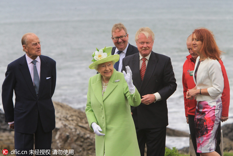 英国女王伊丽莎白二世与菲利普亲王访问当地世界自然遗产"巨人堤道"