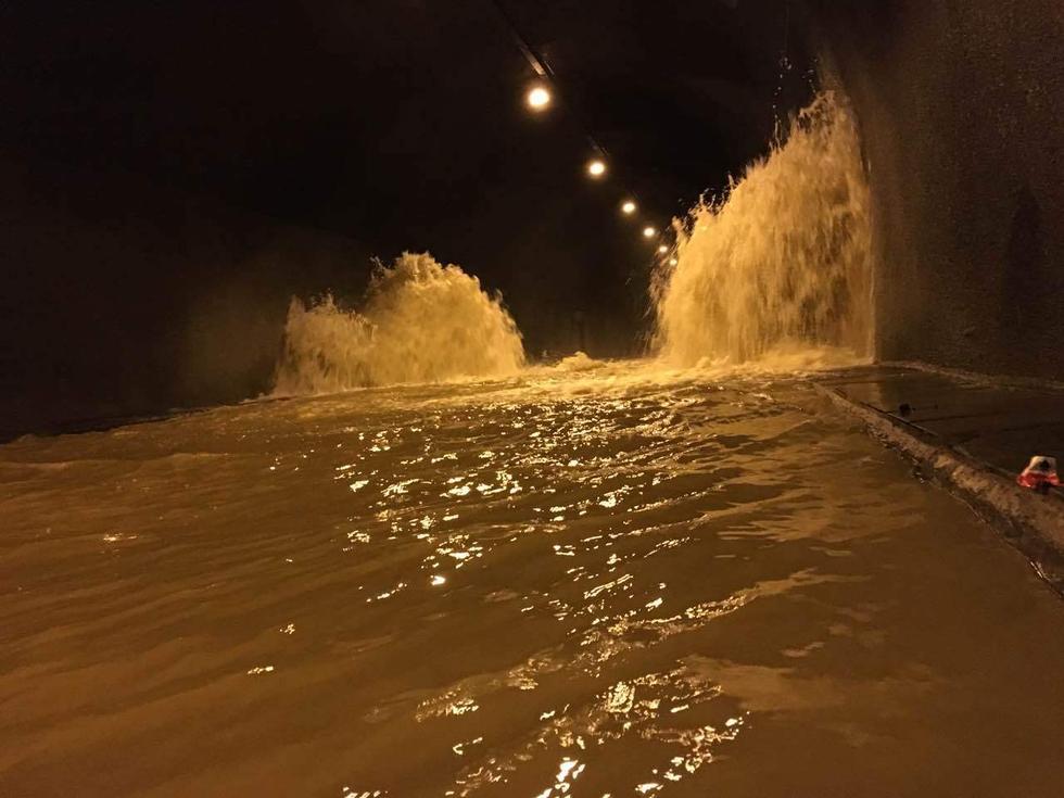 重庆一公路隧道发生涌水现场洪水不断涌出