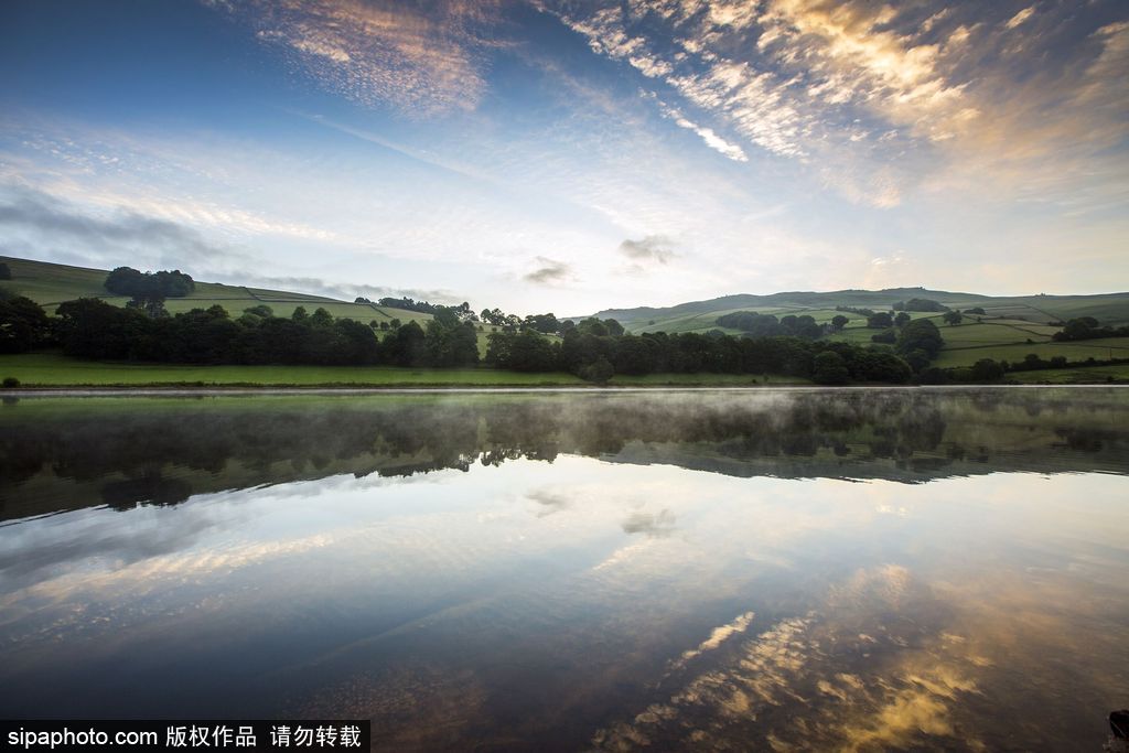 英国莱迪鲍尔水库日出美景 水面倒影似折叠世界