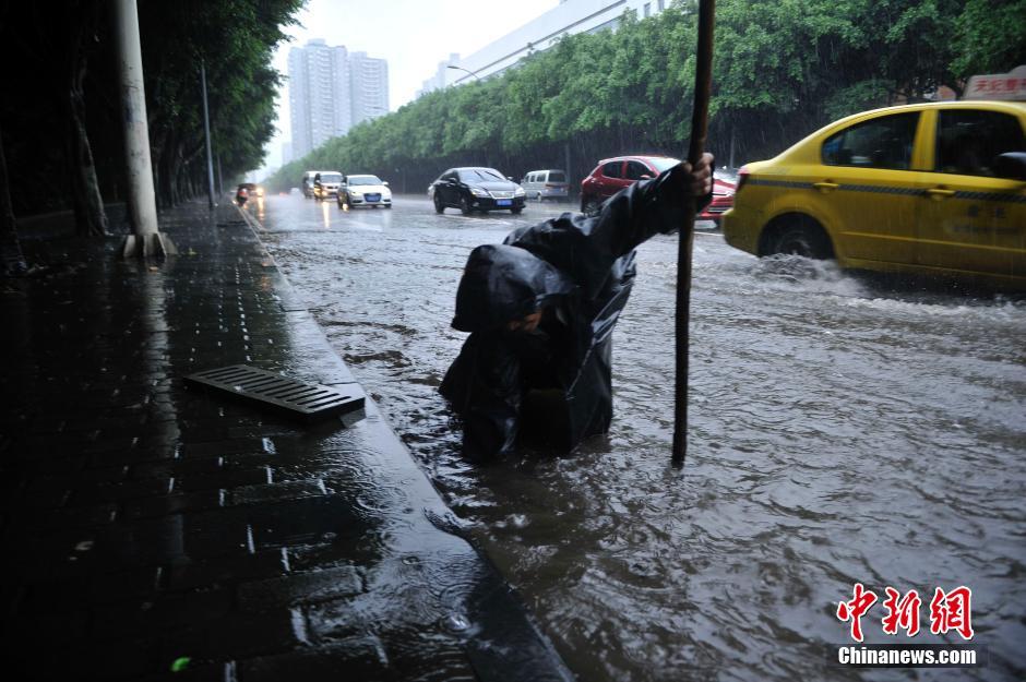 7 重慶遭遇暴雨襲擊 街頭市民可